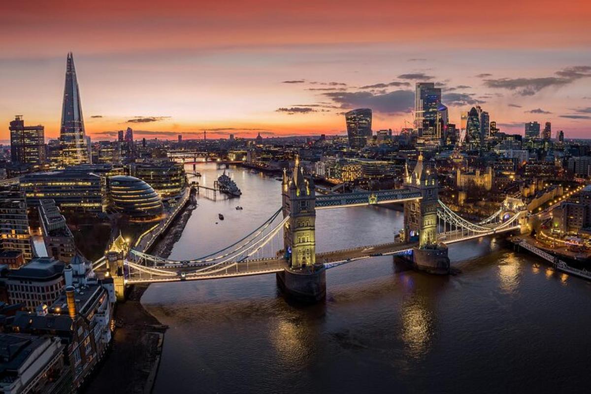 una vista di un ponte sopra un fiume con una città
