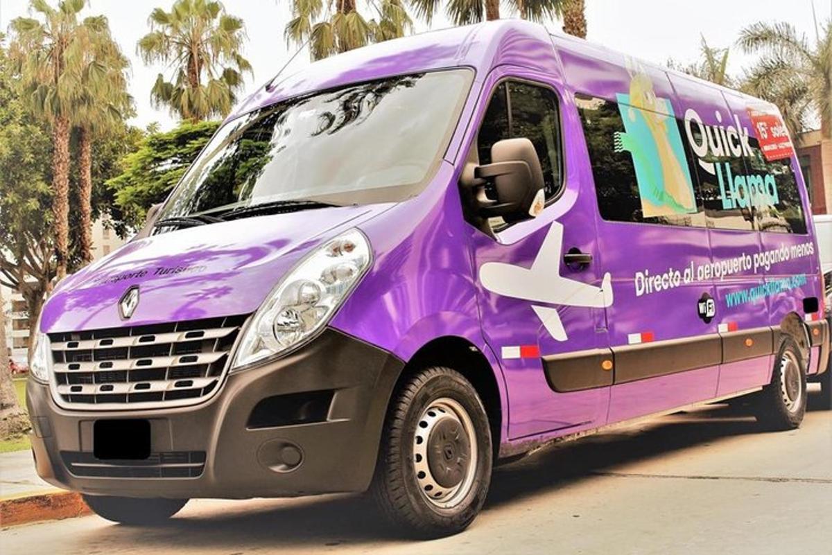una furgoneta de menjar morada aparcada al carrer