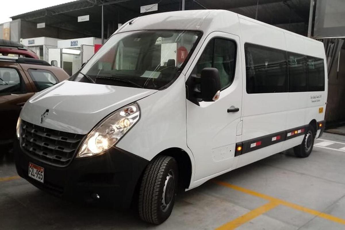 una camioneta blanca estacionada en un estacionamiento