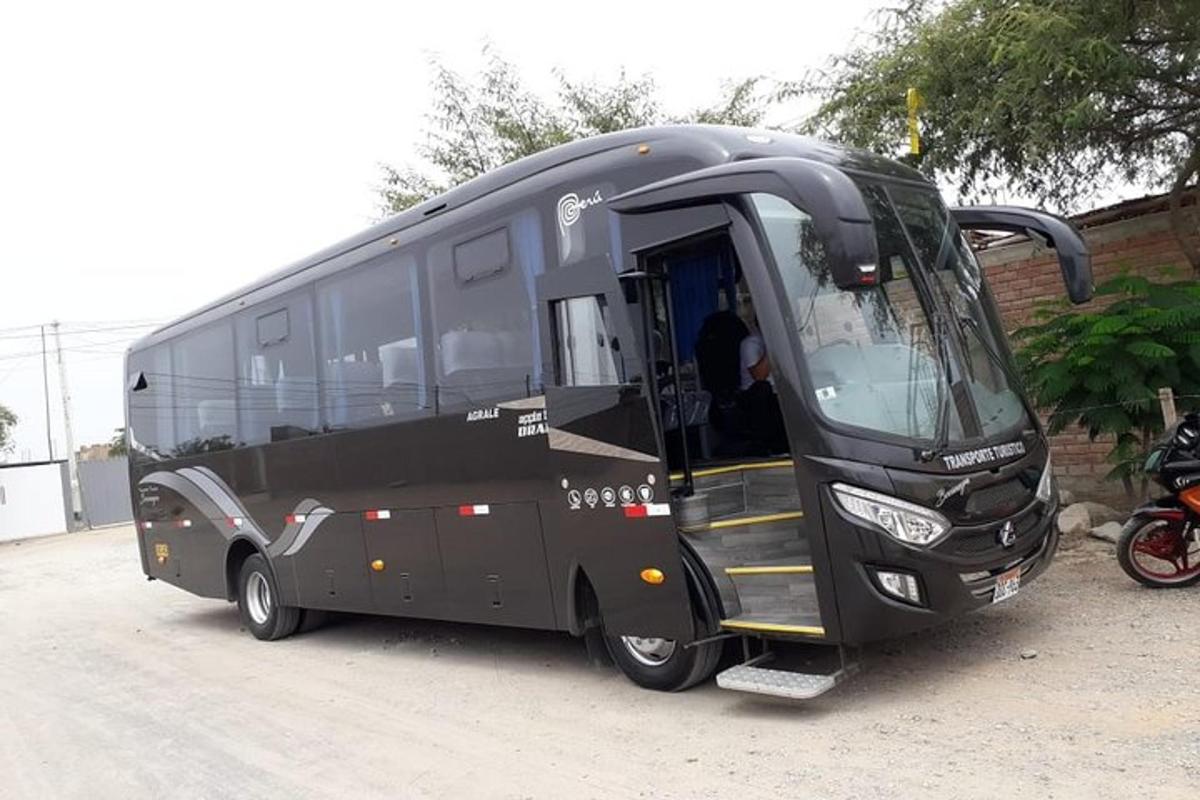 černý autobus zaparkovaný s otevřenými dveřmi