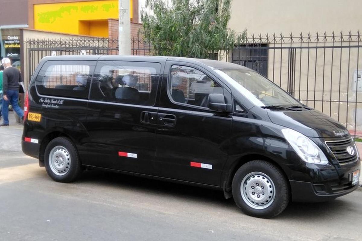 una camioneta negra estacionada al costado de una calle