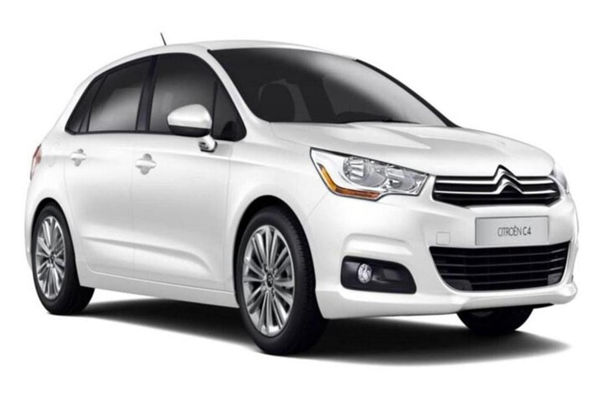 Se muestra un automóvil Whiteundai Accent