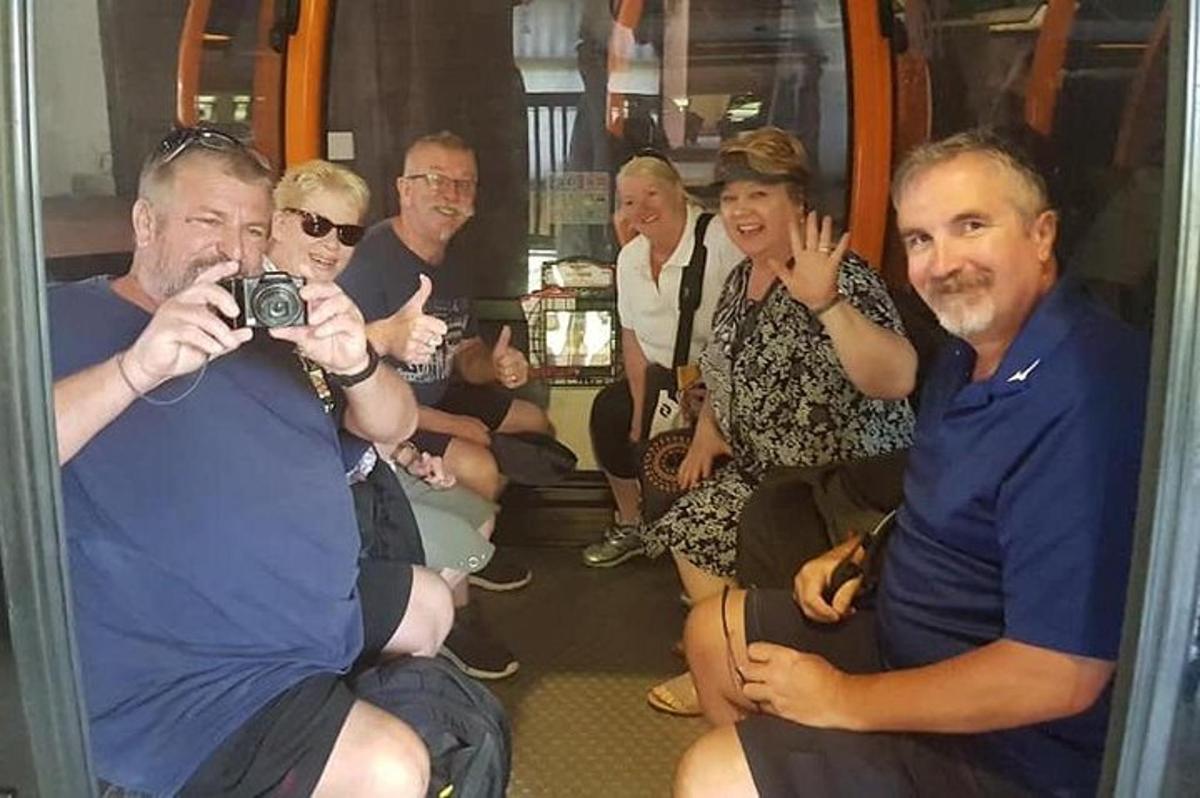 eine Gruppe von Menschen sitzt mit einer Kamera in einem Zug