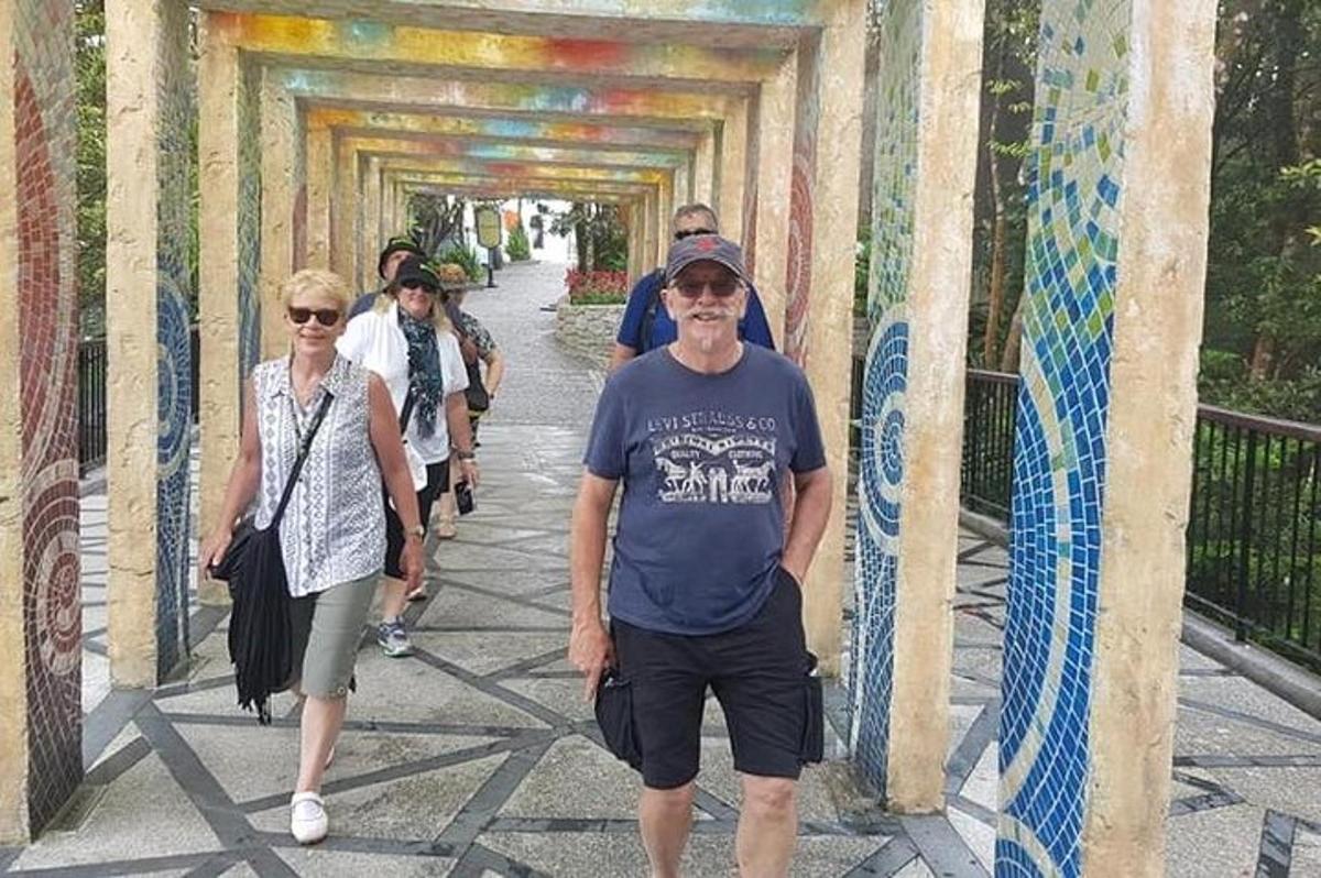 un grup de oameni care merg pe un pod