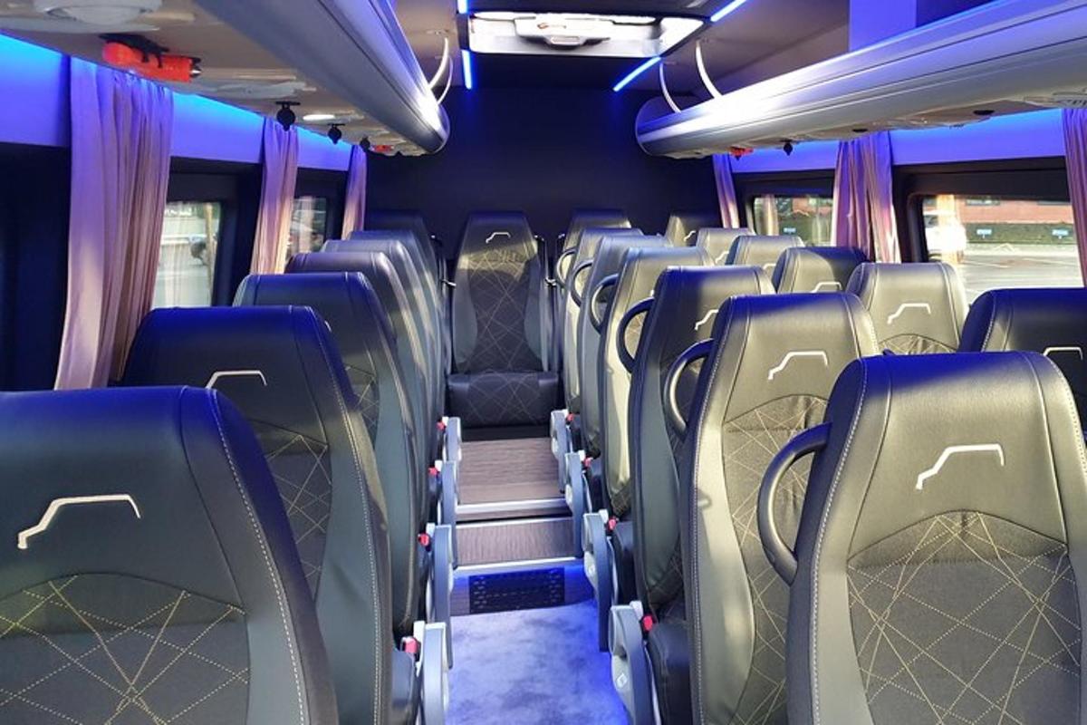 prázdný autobus s volnými sedadly v autobuse
