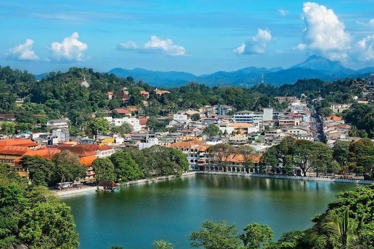 una vista di una città con un grande specchio d'acqua