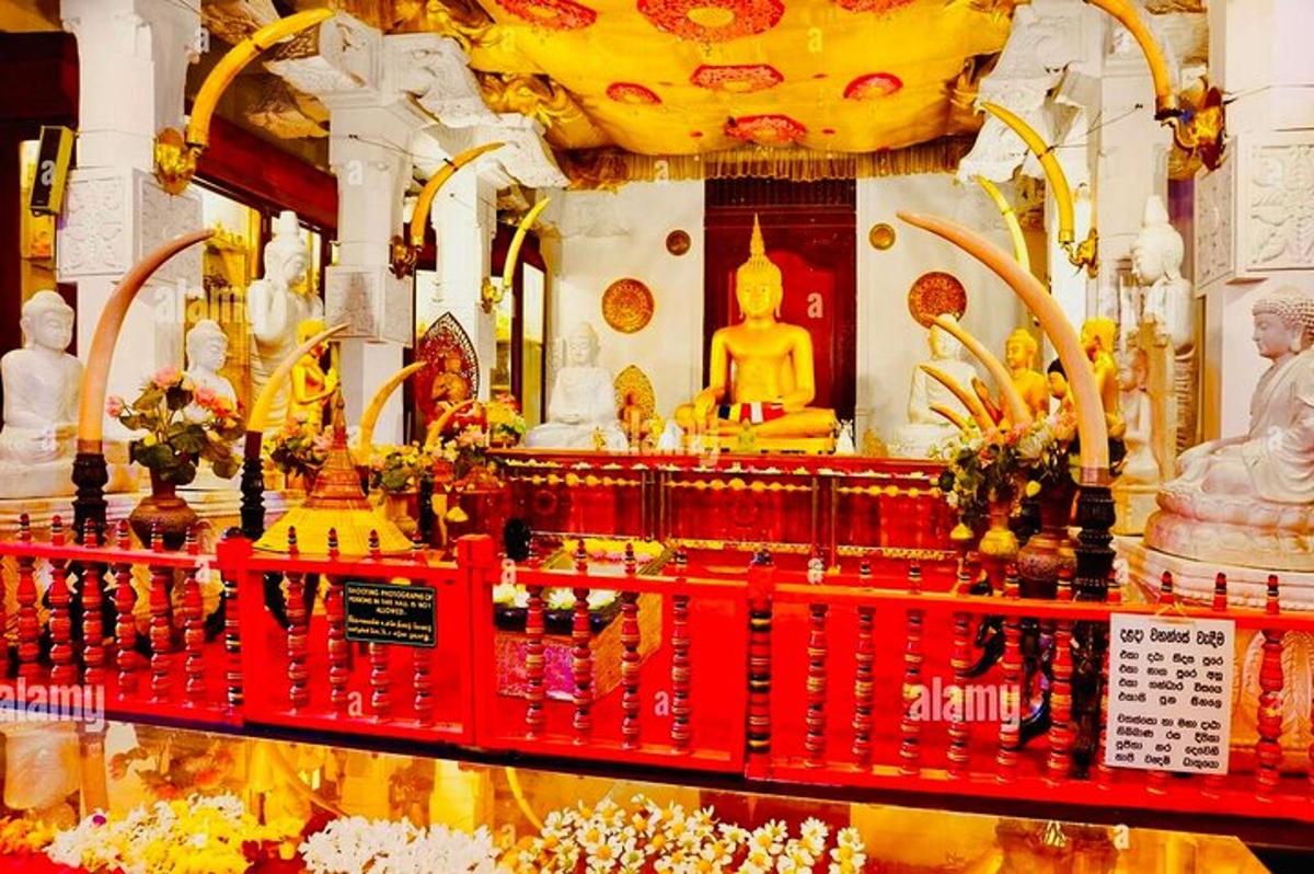 um templo com estátuas e um altar em um edifício