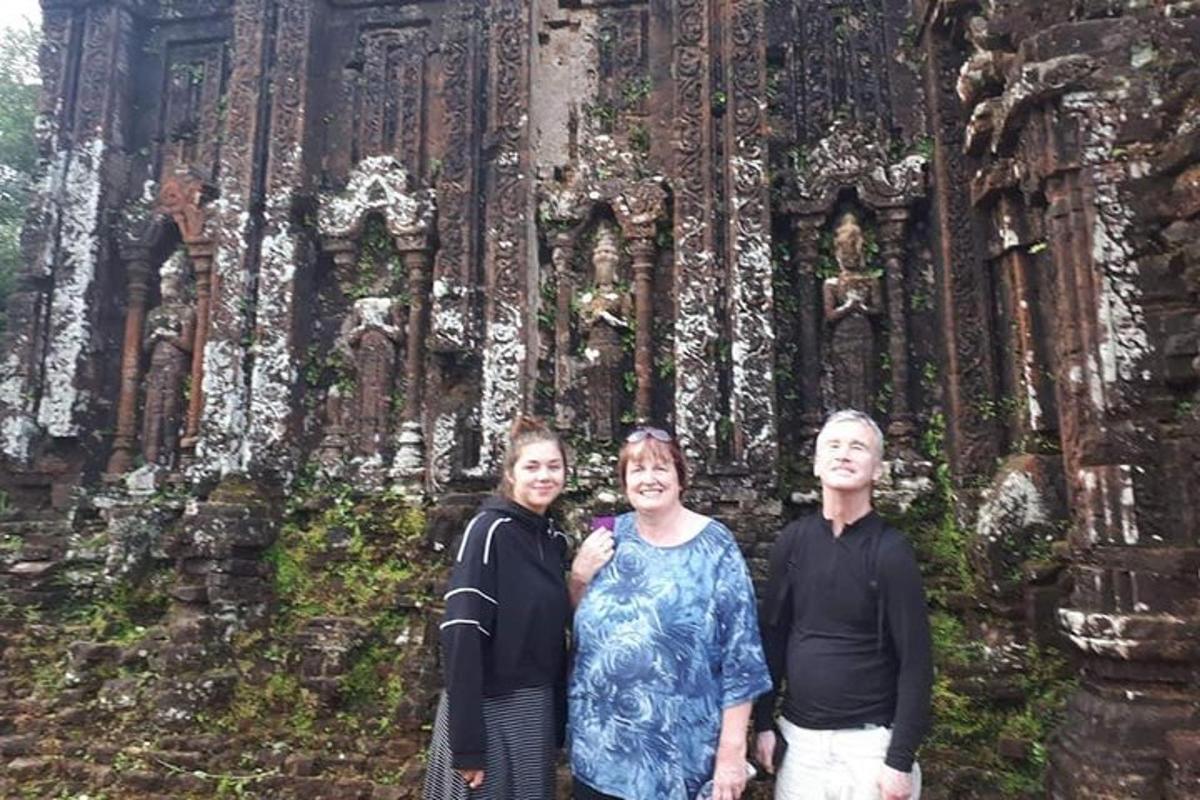 un grup de persones dempeus davant d'un edifici
