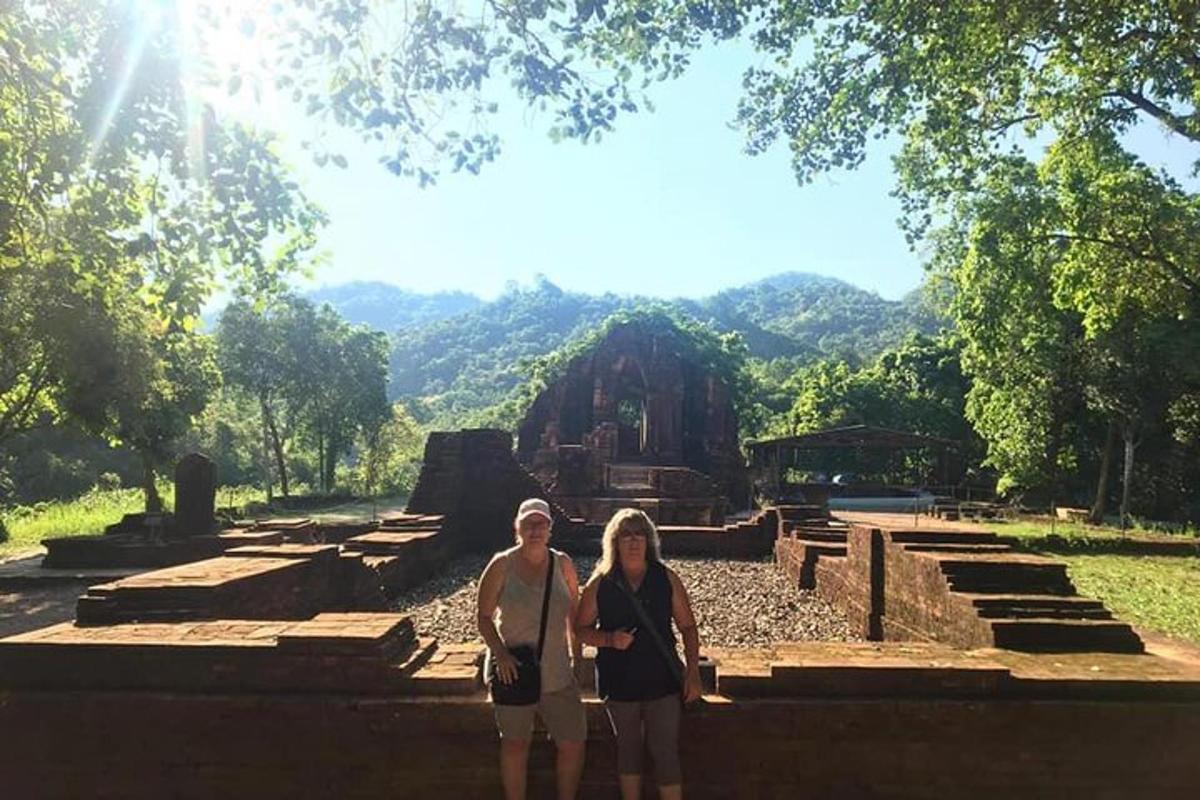 dues dones dempeus davant d'un temple
