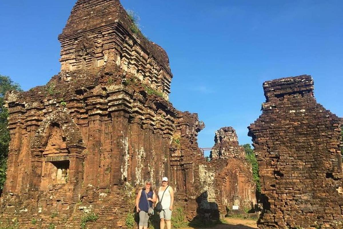 dua orang berdiri di hadapan bangunan lama