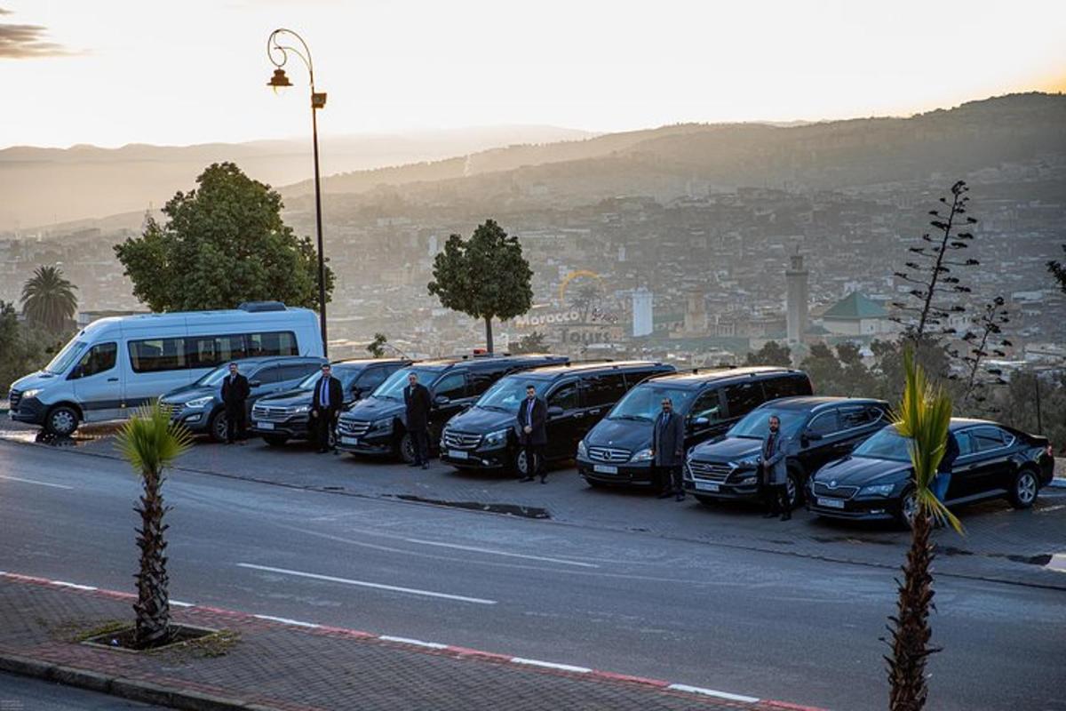 en rekke med biler parkert på en parkeringsplass