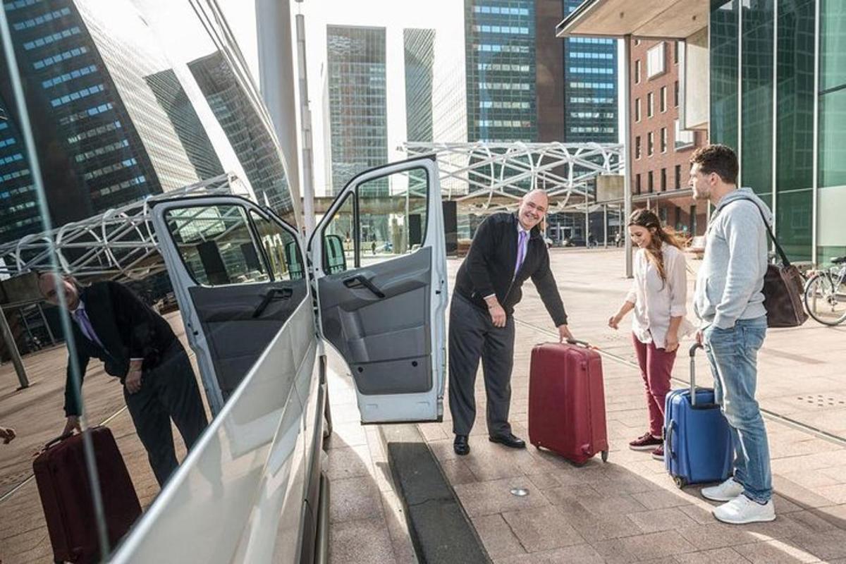 grupp inimesi pagasiga bussist maha tulemas