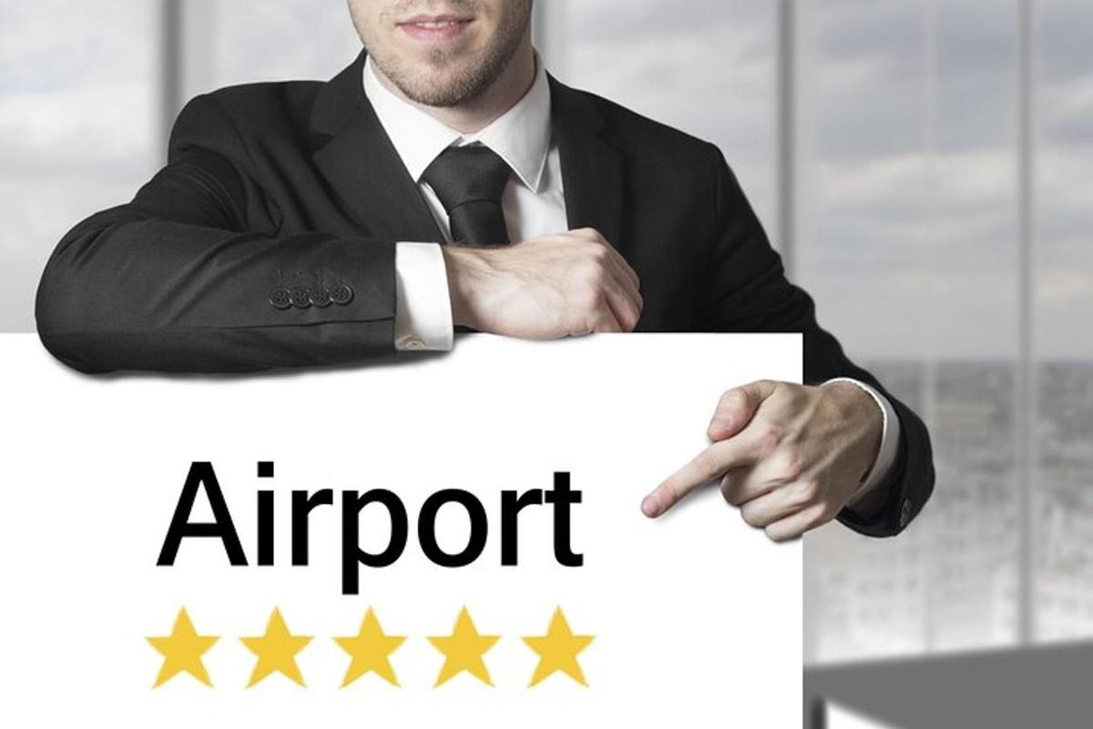 um homem de terno segurando uma placa com a palavra aeroporto