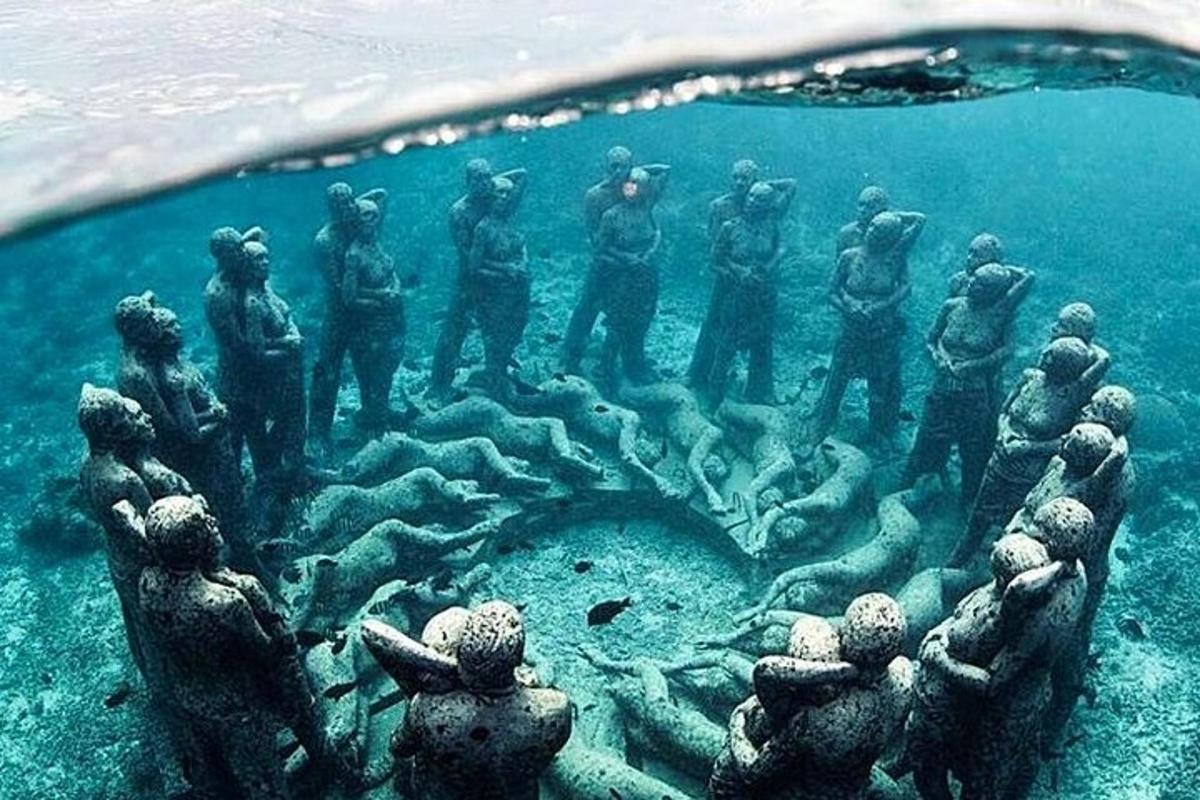 un gruppo di persone in piedi su una barriera corallina
