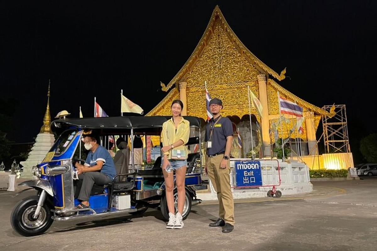 มีคนสองคนยืนอยู่หน้ารถเข็น