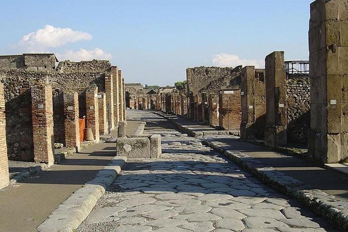 un carreró entre les ruïnes d'un edifici