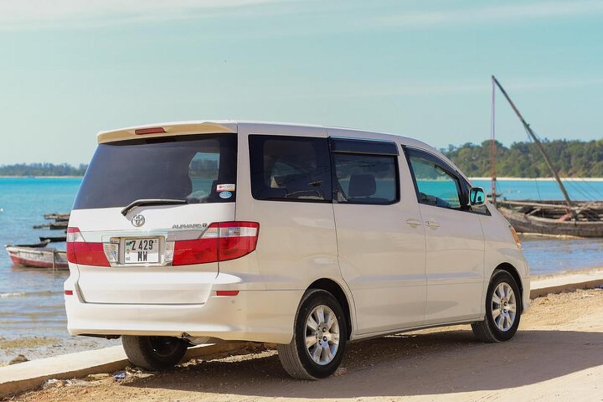 sebuah van putih diletakkan di pantai berhampiran air