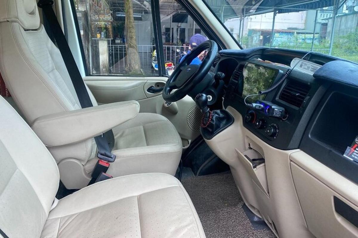 un'auto con la portiera aperta e l'interno di essa