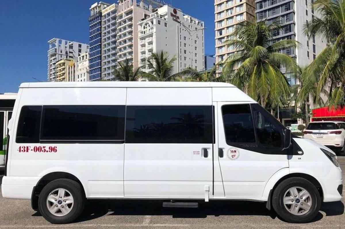 un furgone bianco parcheggiato in un parcheggio con edifici alti