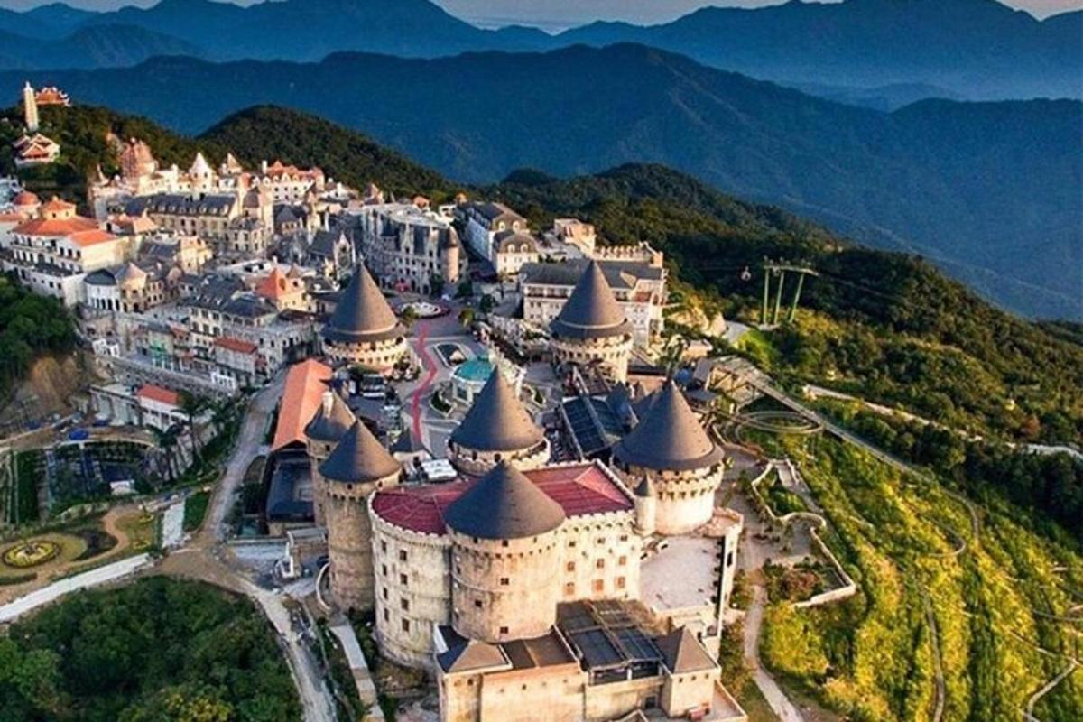 una vista aerea di un grande edificio con torrette