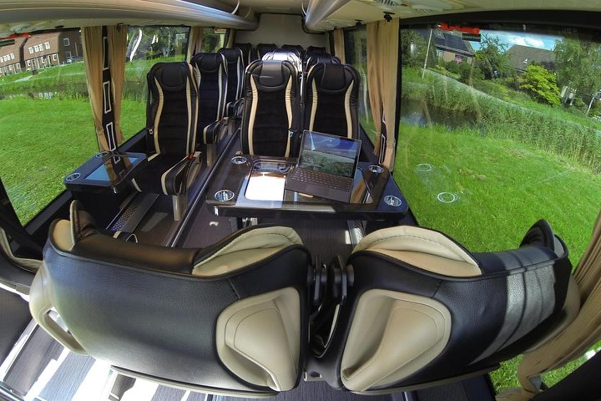 Pohled dovnitř autobusu s notebookem na stole