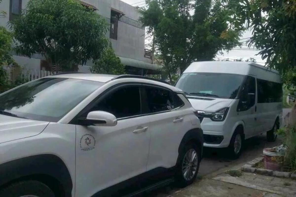 dua buah kereta putih diletakkan di sebelah sebuah van putih