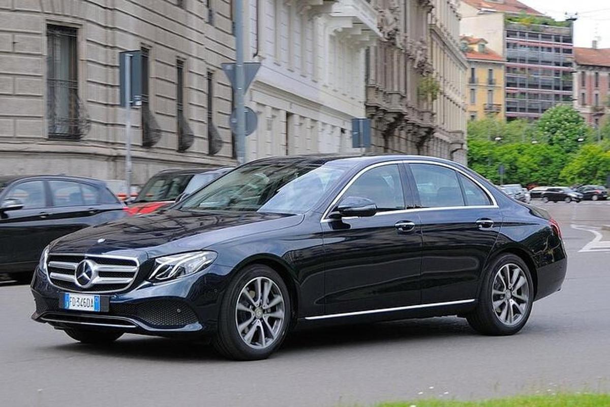 juodas automobilis važiuoja miesto gatve