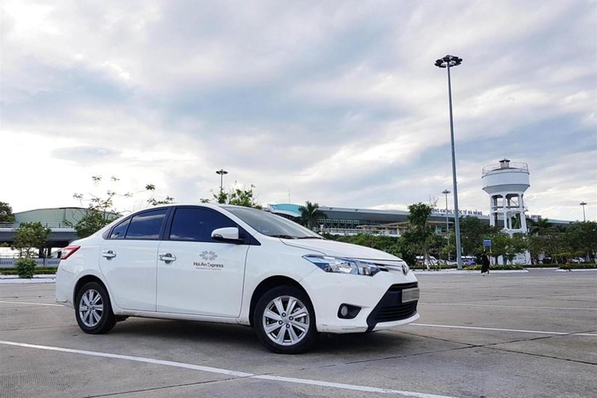sebuah kereta putih diletakkan di tempat letak kereta