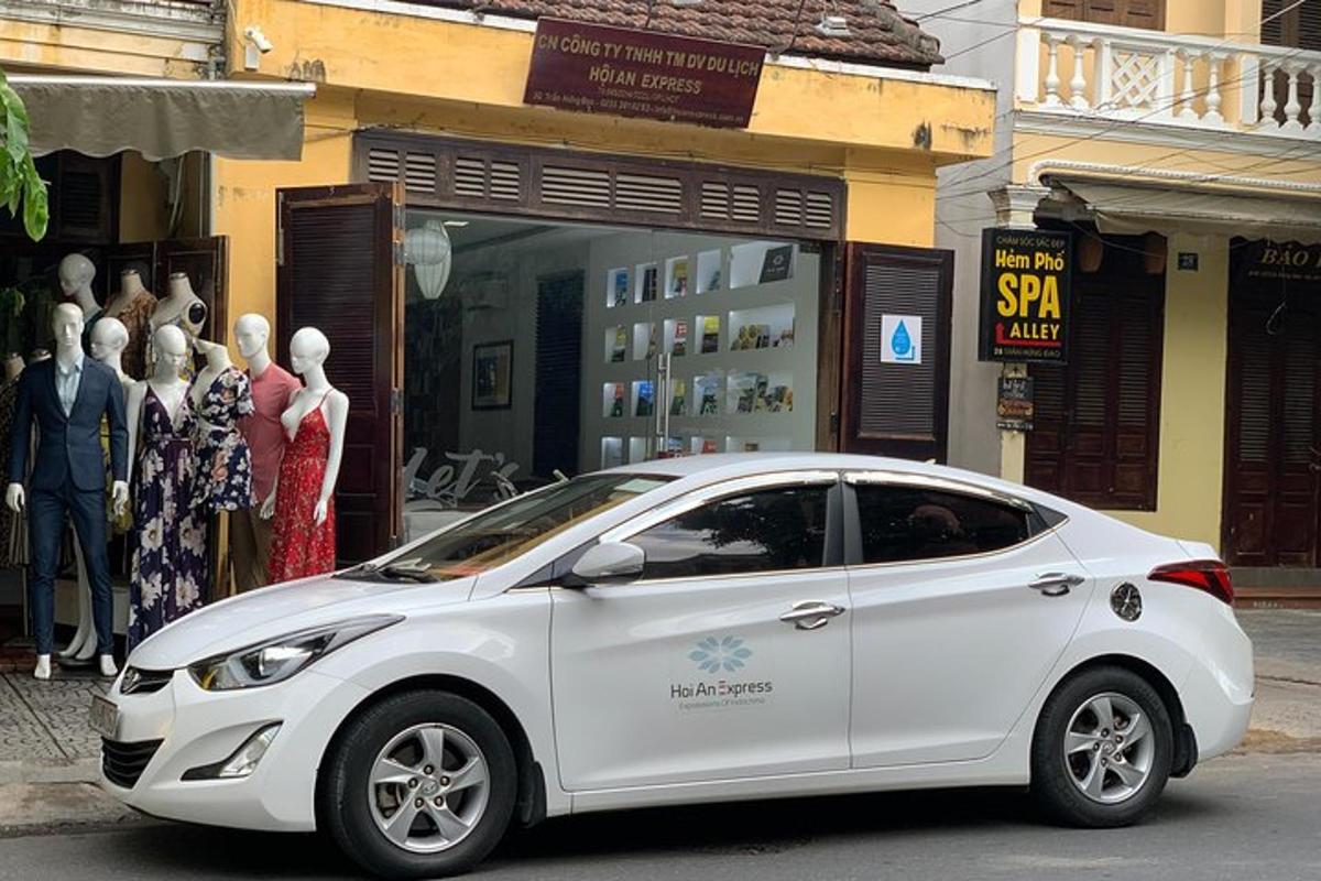 sebuah kereta berwarna putih berhenti di hadapan sebuah kedai