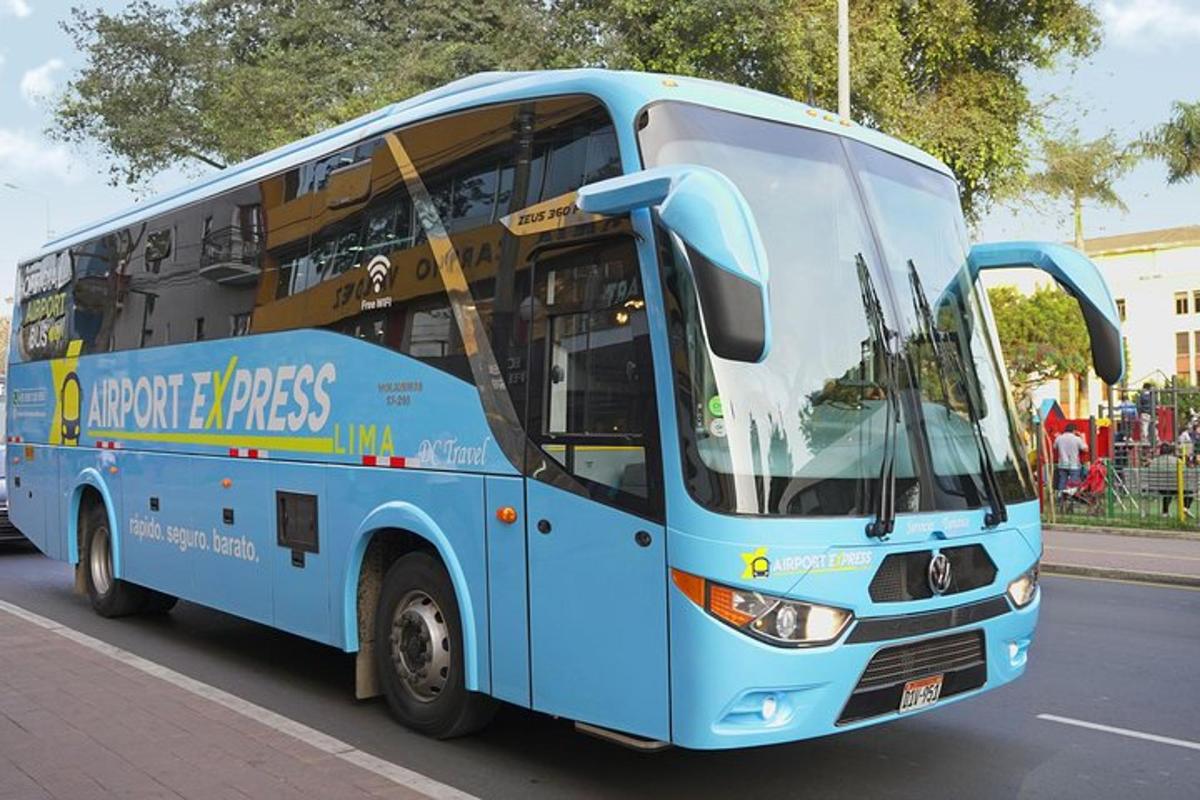 modrý autobus jede po ulici