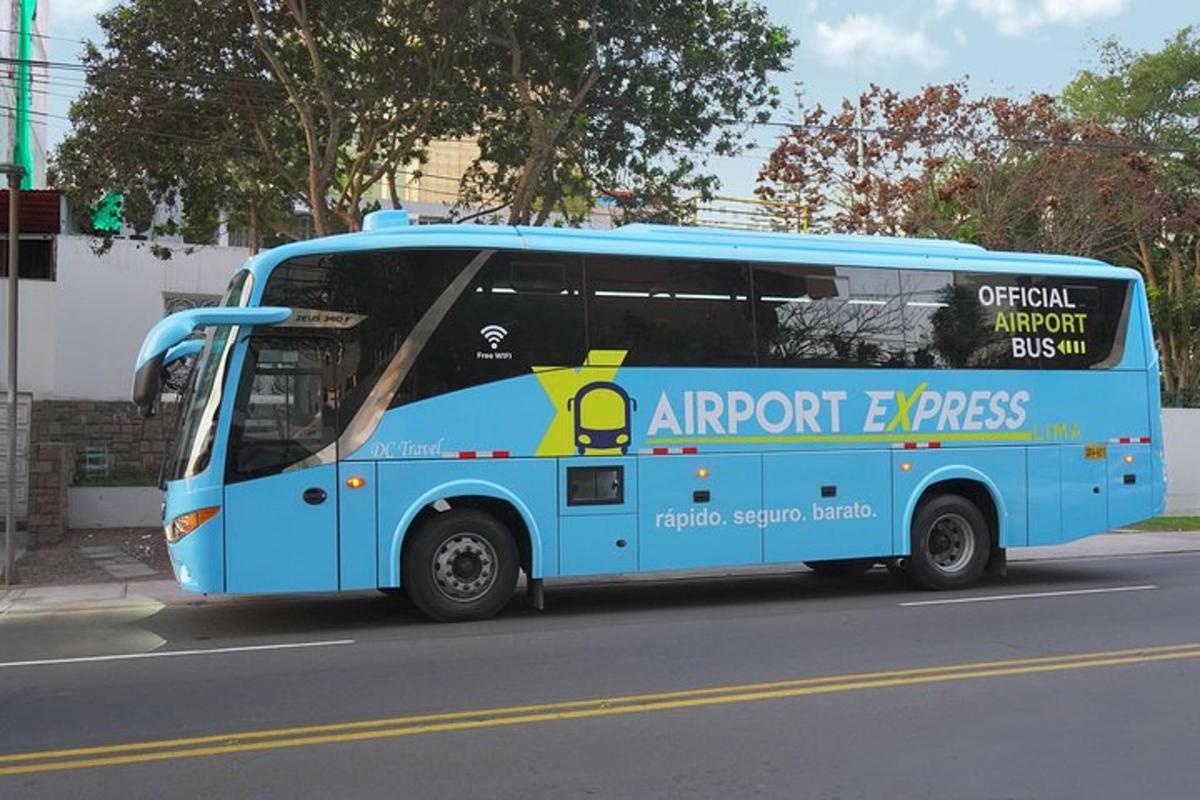 modrý autobus zaparkovaný na kraji ulice