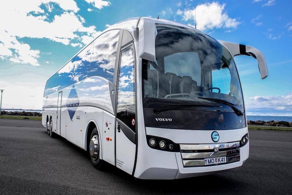un grande autobus bianco parcheggiato in un parcheggio