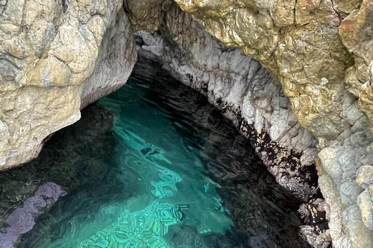 un estanque de agua en una cueva de roca