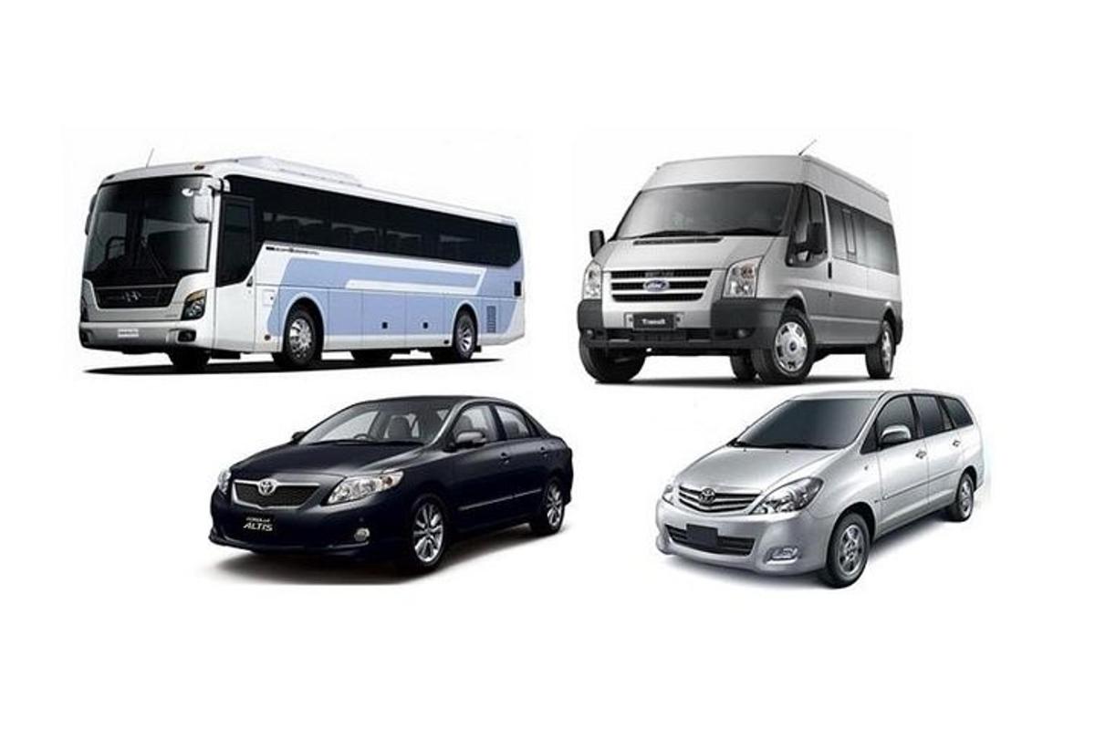 un gruppo di quattro auto e un autobus