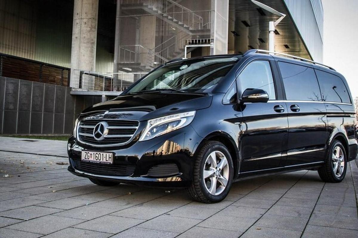 Ένα μαύρο βαν Mercedes Benz παρκαρισμένο σε έναν δρόμο