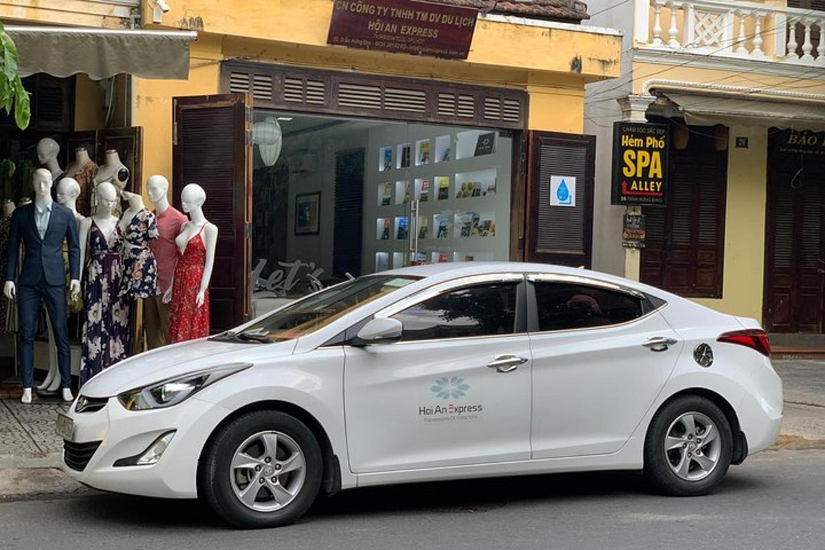 egy fehér autó parkolt egy áruház előtt