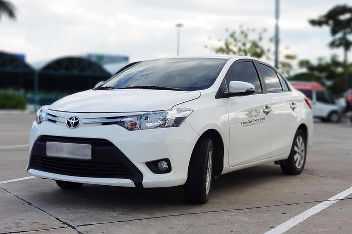 bílé auto zaparkované na parkovišti
