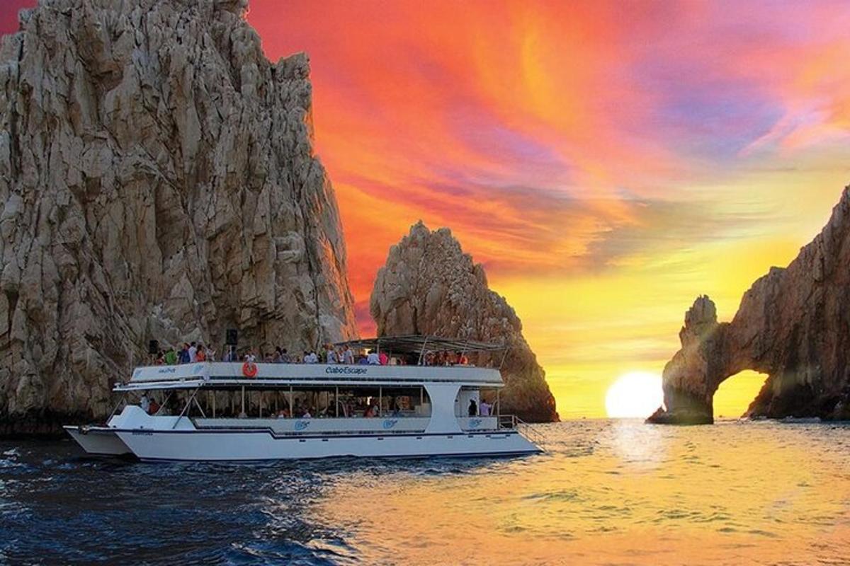 um barco na água com um pôr do sol