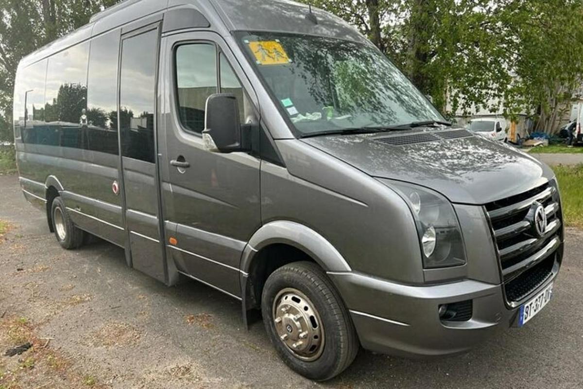 šedá dodávka zaparkovaná na parkovišti