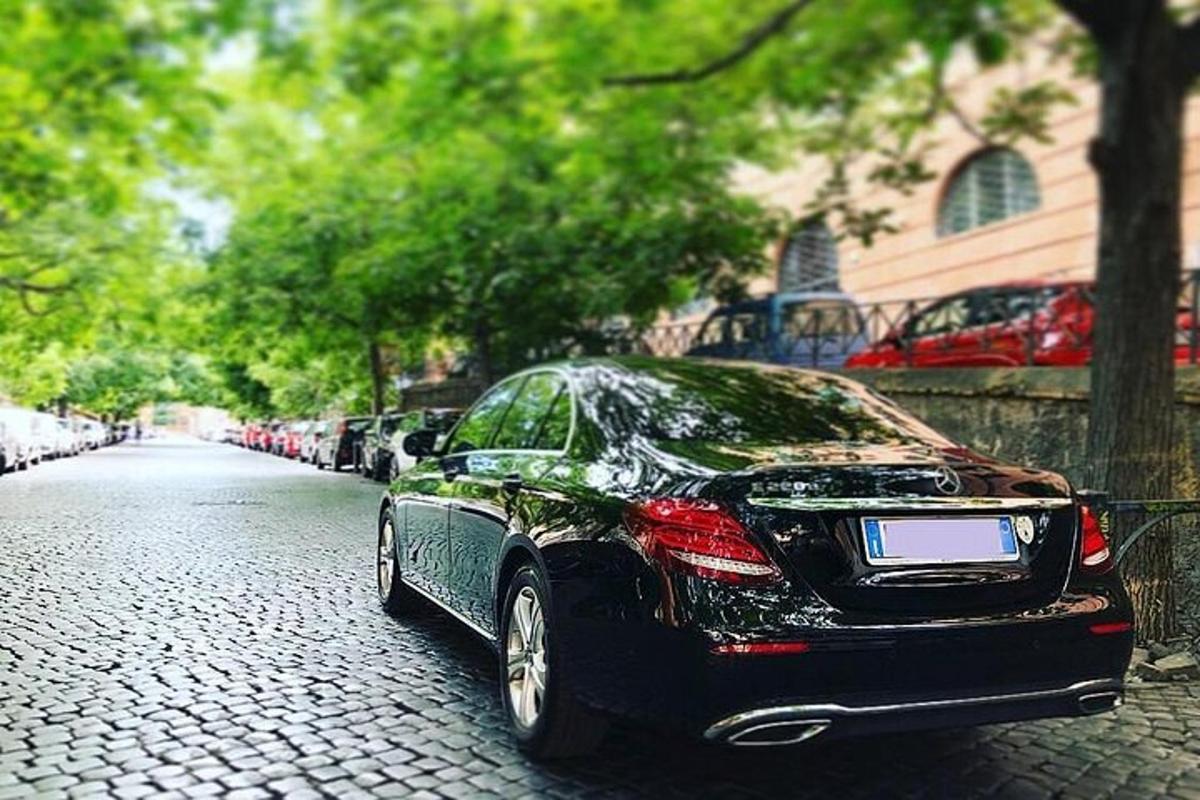 egy fekete autó parkolt egy macskaköves utcán