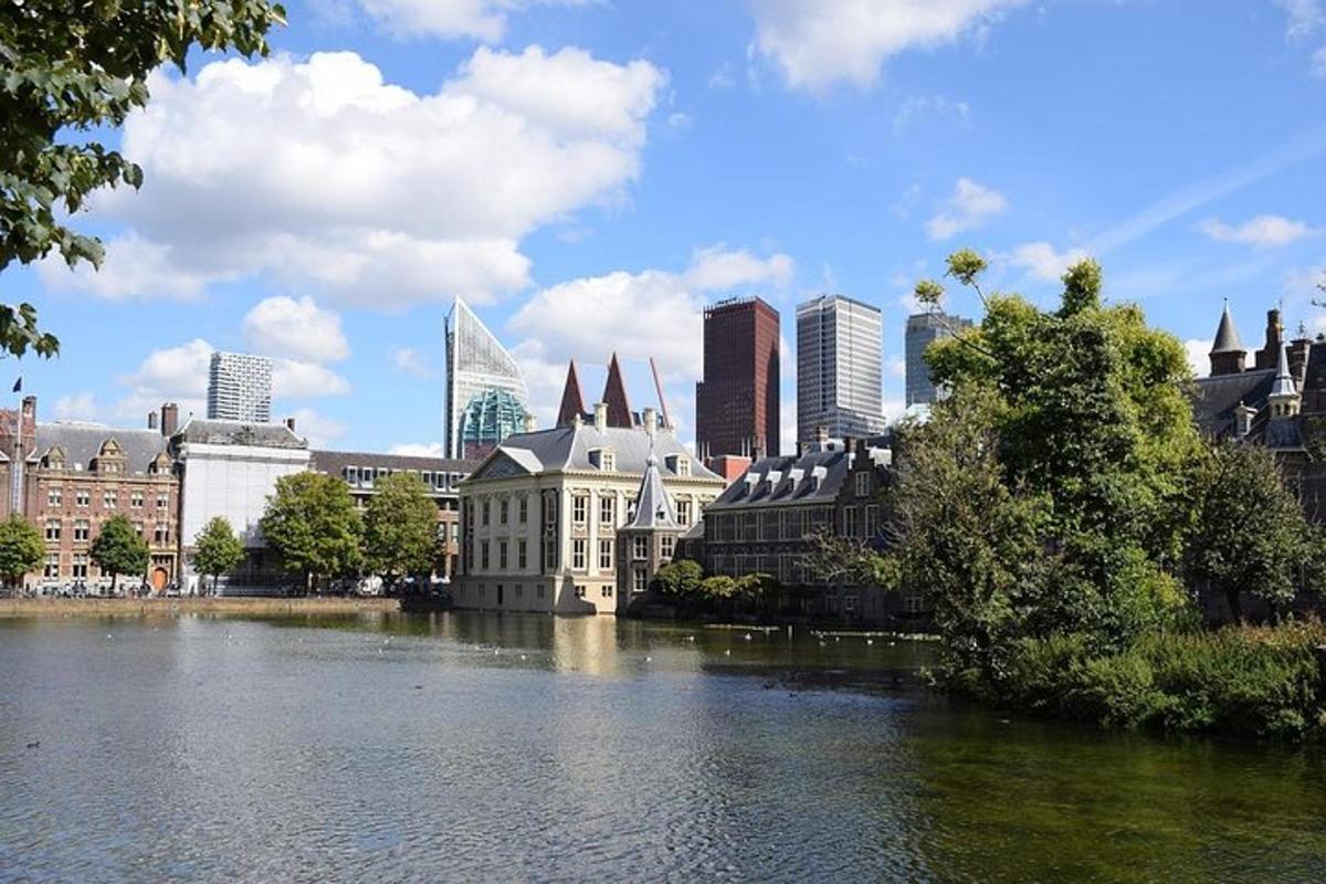 een uitzicht op een stad met een rivier en gebouwen
