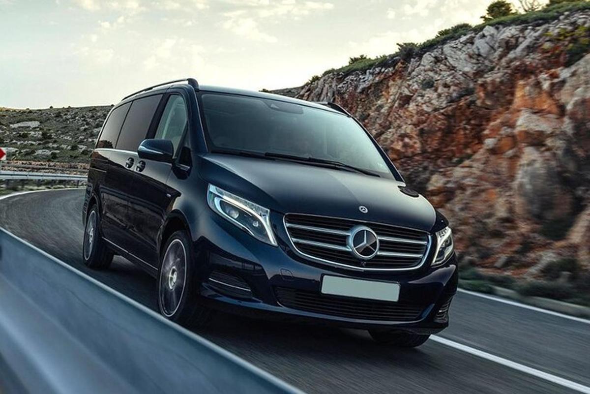 must Mercedes-Benzi kaubik sõidab mööda teed