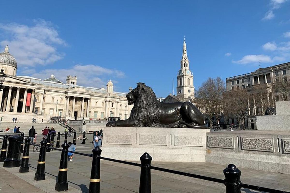 una statua di un leone davanti a un edificio