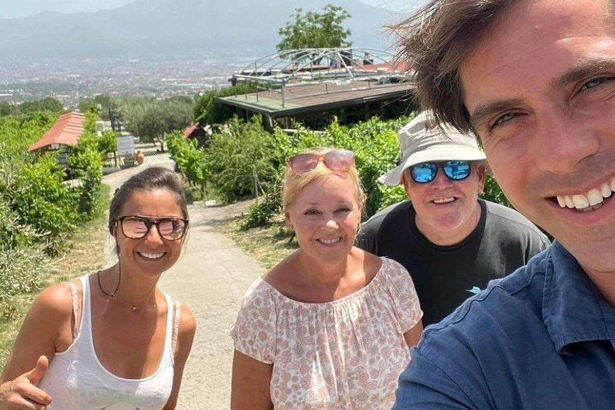 en gruppe på tre personer som poserer for et bilde