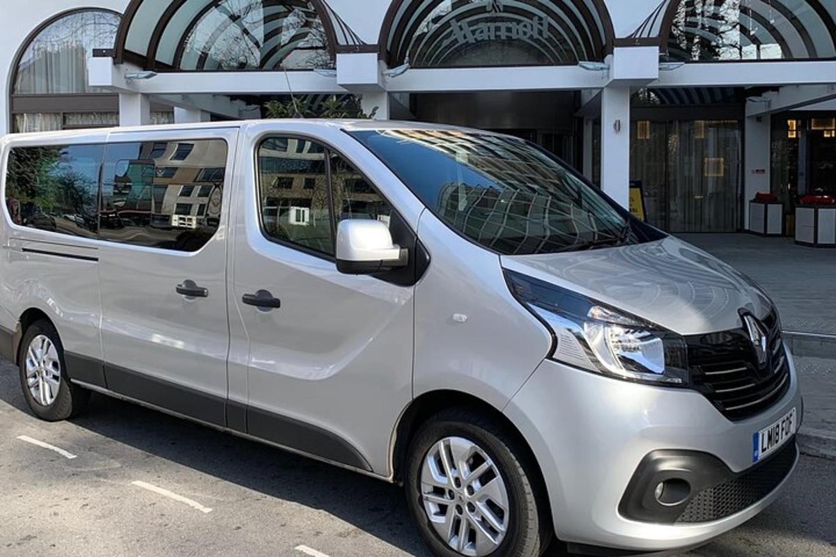 un furgone bianco parcheggiato davanti a un edificio