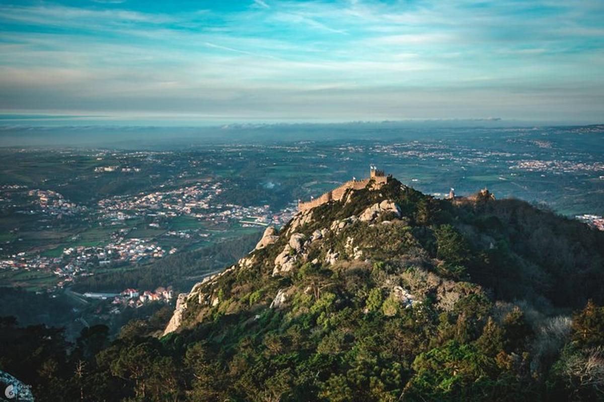 una vista de una montaña con una ciudad
