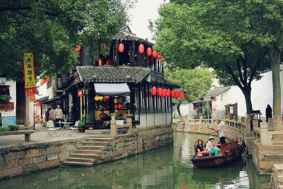一群人在河上的船上