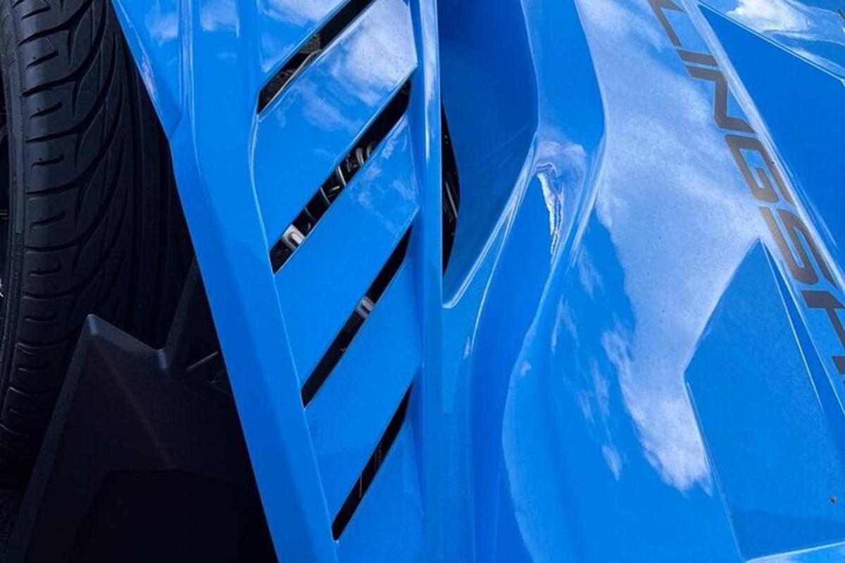 gambar dekat sebelah kereta biru