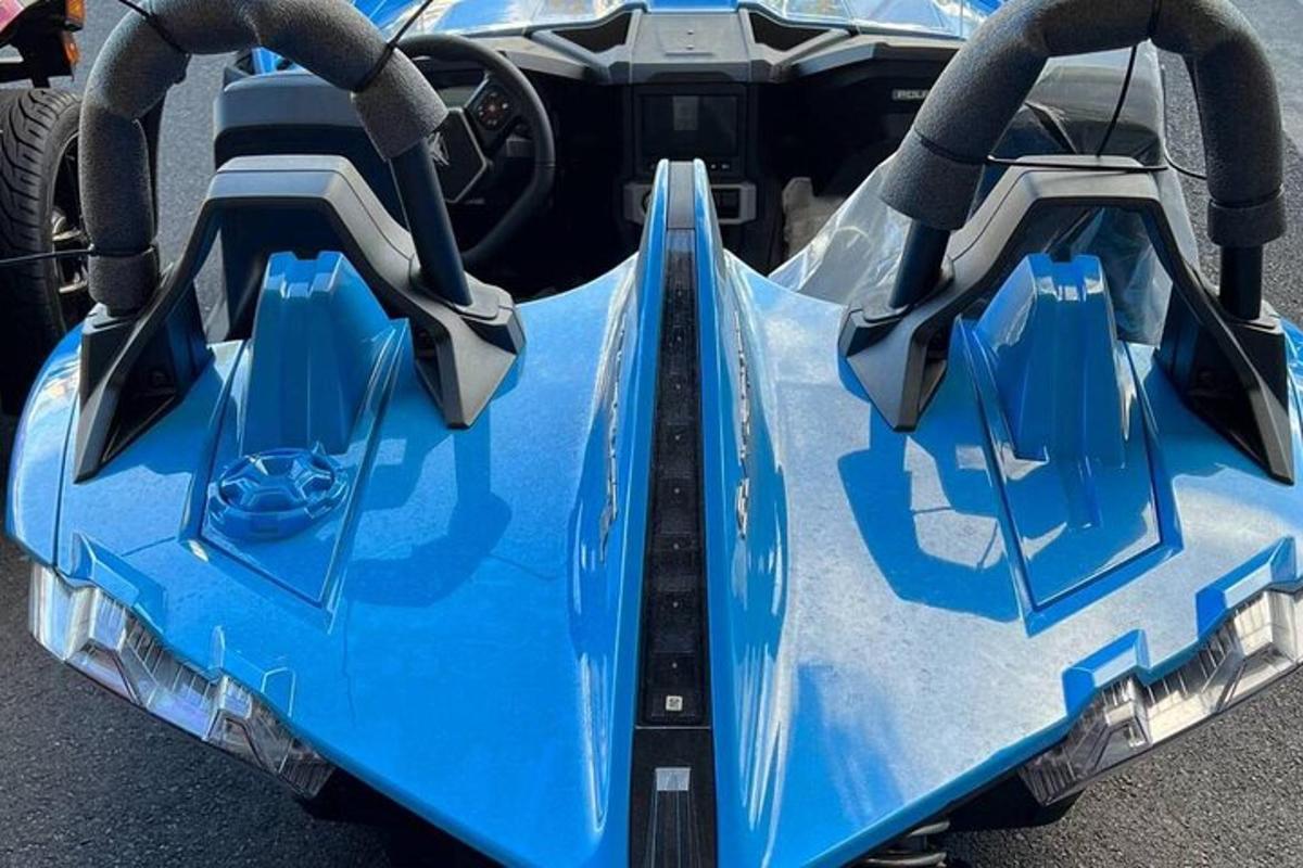 sebuah kereta biru dengan dua cermin di belakang