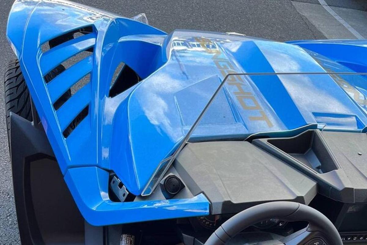 gambar dekat depan kereta biru